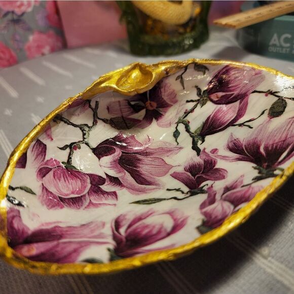 DECOUPAGE CLAM SHELL DECOUPAGE PURPLE FLOWERS ON A CLAM SHELL TRINKET DISH - Picture 5 of 9